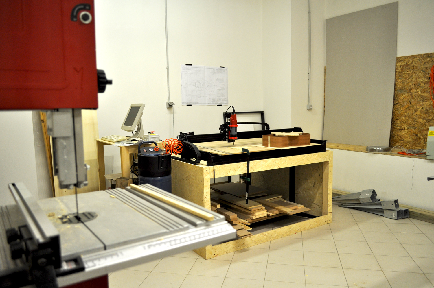 Fresa CNC e attrezzi e per la lavorazione del legno del Fablab Valle Sabbia